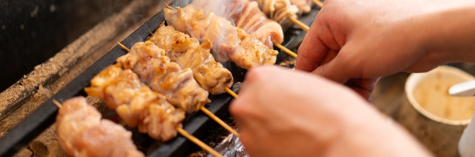 焼き鳥を焼いている様子