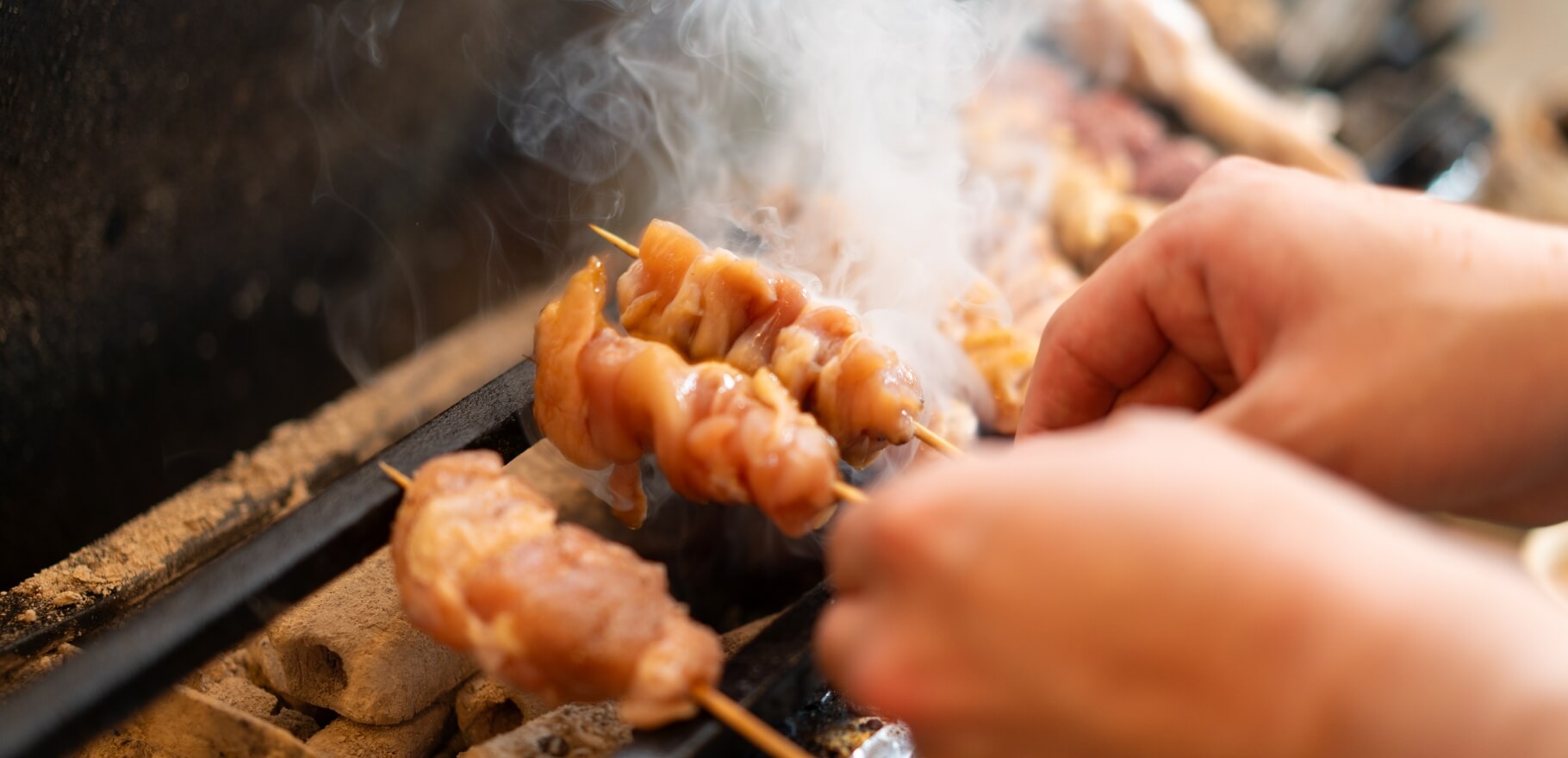 焼き鳥を焼いている様子