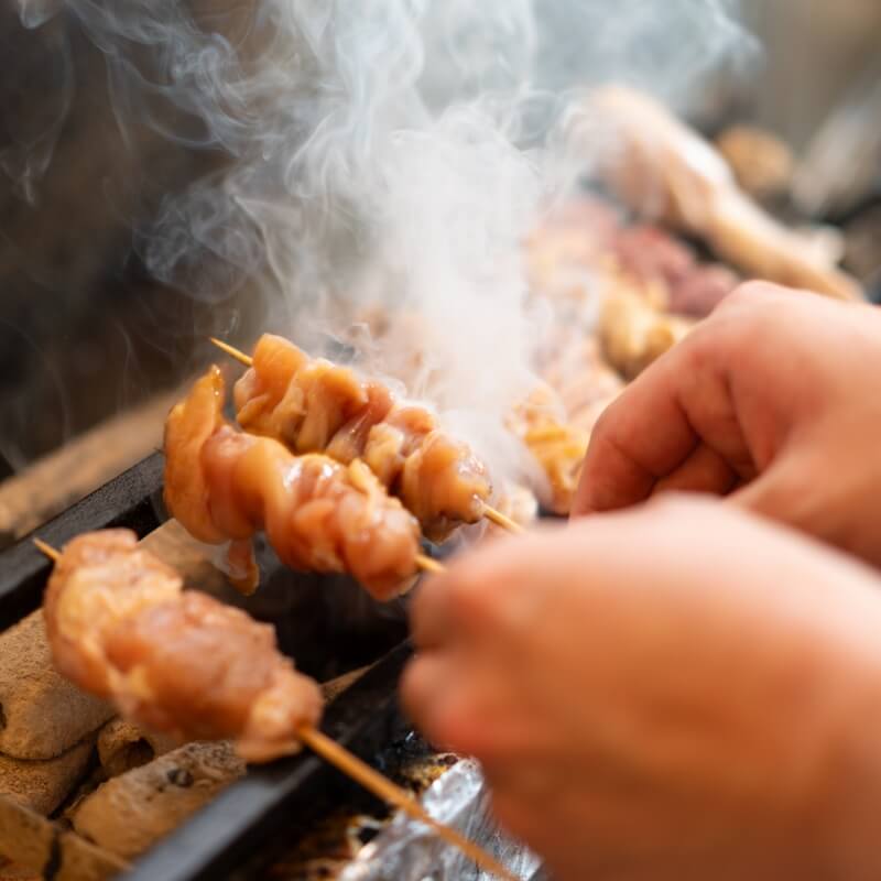 焼き鳥を焼いている様子